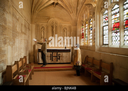 Touristen auf der Suche auf die Namen der Toten in Weltkrieg 1, die Kapelle, Kings College Chapel, Cambridge UK Stockfoto