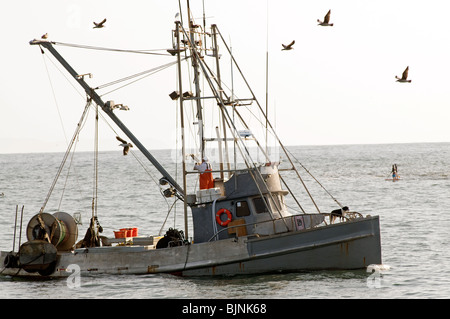Kleinen kommerziellen Fischerboot trolling auf Ozean Stockfoto