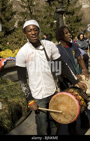 Afrikanischen Stil Trommler führen in City Hall Park am internationalen Frauentag in New York City. 2010 Stockfoto