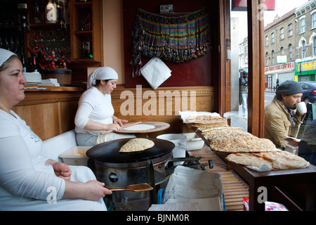 Türkische Frauen bereiten Sie Gözleme im Evin Cafe - eine türkische kurdische Café befindet sich in Dalston Stadtteil von London Stockfoto