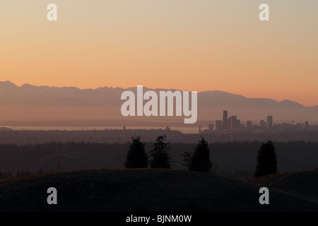 Seattle Skyline Sonnenuntergang mit Puget Sound und die Olympic Mountains im Hintergrund Stockfoto