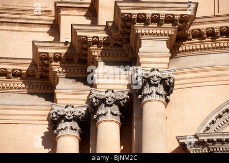 Corintian Spalten der barocken Kathedrale von St George entworfen von Rosario Gagliardi, Plaza Duomo, Ragusa Ibla, Sizilien. Stockfoto