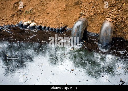 Ölaustritt aus einem Brunnen im tropischen Regenwald, Ecuador Stockfoto