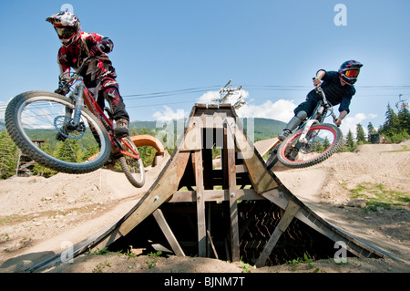 Downhill Mountainbiken in den weltberühmten Whistler Bike Park in Whistler, BC, Kanada Stockfoto