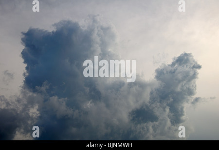 Die riesige und deprimierenden senkenden Wolken füllen den Himmel Stockfoto