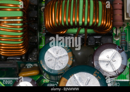 Nahaufnahme Foto von elektronischen Komponenten auf einem Computer-Motherboard mit Spulen und Kondensatoren. Stockfoto