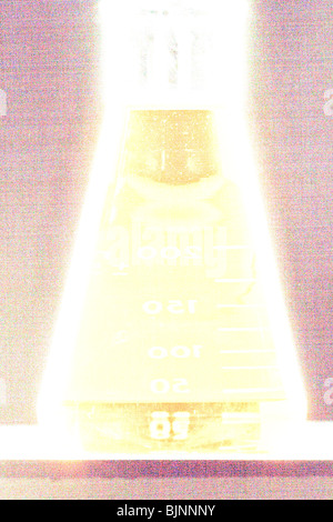 Chemikalie im Becher Stockfoto