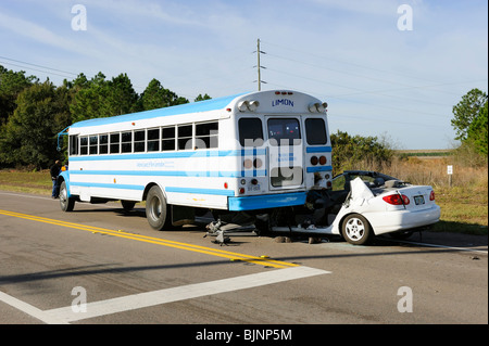 Tödliche Automobil Unfall mit einem Tod durch Ablenkung mit Handy für SMS-Nachrichten Stockfoto