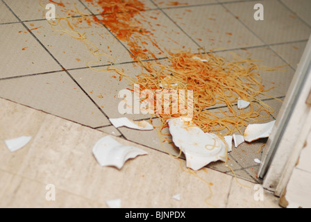 Teller mit Spaghetti auf dem Boden der Küche des Restaurants gebrochen Stockfoto