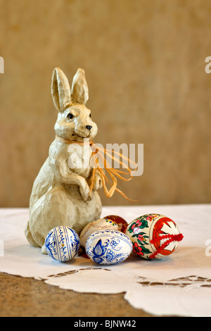 Osterhase mit Eiern von Hand verziert Stockfoto