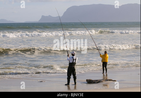 Männer Angeln vom Strand an der False Bay bei Muizenberg in der western Cape Südafrika Stockfoto