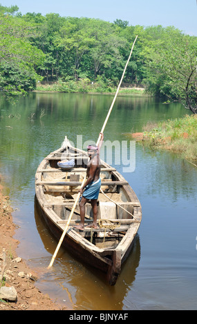 Arbeitenden Schiffer in der Nähe von Thattekkad Bird Sanctuary in Kerala, Indien Stockfoto