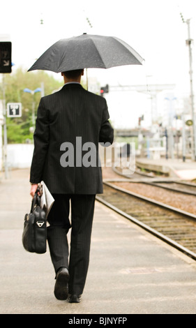 Mann mit Regenschirm Stockfoto