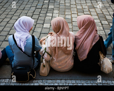 Frauen in Schals, Blick nach unten in die Kamera Stockfoto