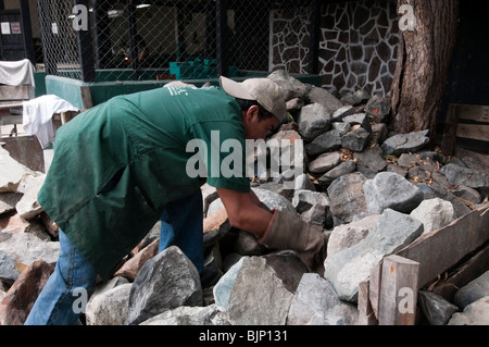 Mann arbeitet in einer jade-Fabrik, Jades SA, Antigua, Guatemala. Stockfoto