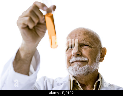 Nahaufnahme der Wissenschaftler mit Reagenzglas Stockfoto