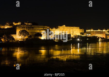 Nachtansicht des Stadtschlosses und Pichola-See Stockfoto