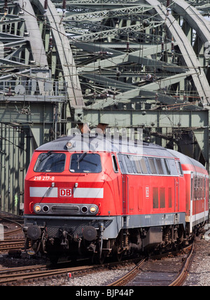 DB-Klasse 218 271 'Rabbit' Annäherung an den Bahnsteigen in Köln HBF nach der Hohenzollern-Brücke über den Rhein. Stockfoto