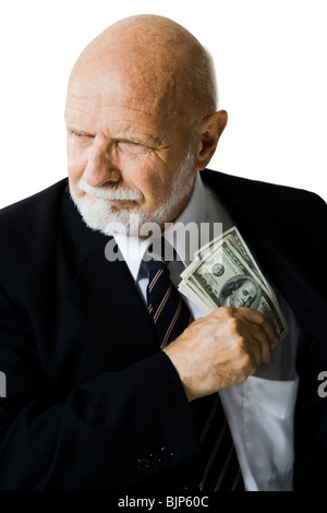 Nahaufnahme der Geschäftsmann setzen US-Banknoten in Tasche Stockfoto