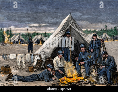 Soldaten des 7. New York Regiment um ein Lagerfeuer im Camp Cameron, Washington DC. Hand - farbige Holzschnitt Stockfoto