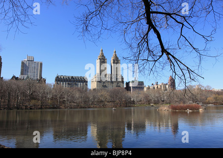 San Remo Apartmentgebäude am Central Park West, als von innen Central Park betrachtet. Stockfoto