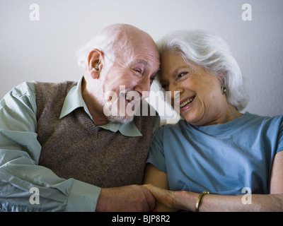 Älteres Paar auf der Couch sitzen Stockfoto