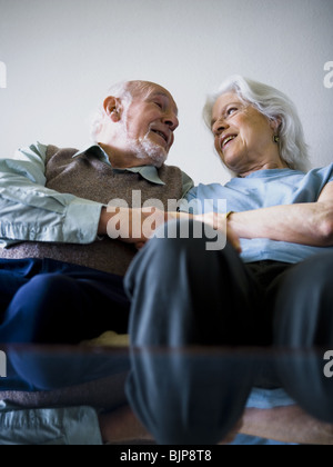 Älteres Paar auf der Couch sitzen Stockfoto