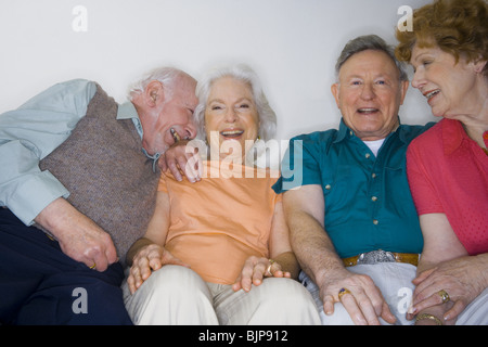 Ältere Paare sitzen auf der couch Stockfoto
