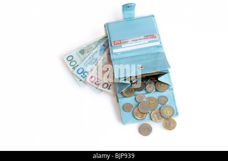 Leichte blaue Damen öffnen Geld im Portemonnaie mit polnischen I.D. und Złotych Bargeld, Banknoten und Münzen auf einem weißen Hintergrund, Cut-out Stockfoto