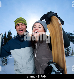 Ein paar draußen im Schnee Stockfoto