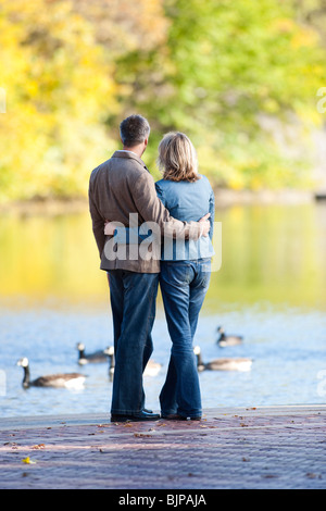 Mann und Frau umarmen Stockfoto