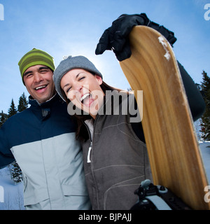 Ein paar draußen im Schnee Stockfoto