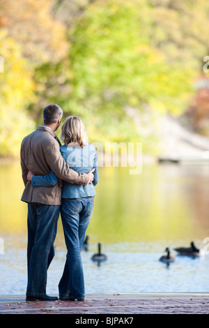 Mann und Frau umarmen Stockfoto