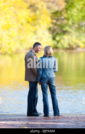 Mann und Frau umarmen Stockfoto