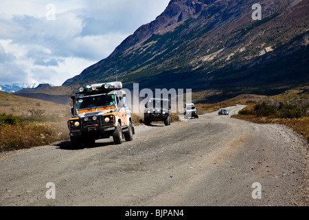 Land Rover auf ein Abenteuer-tour im Torres del Paine-massiv im Nationalpark Torres del Paine, Chile, Patagonien, Südamerika Stockfoto