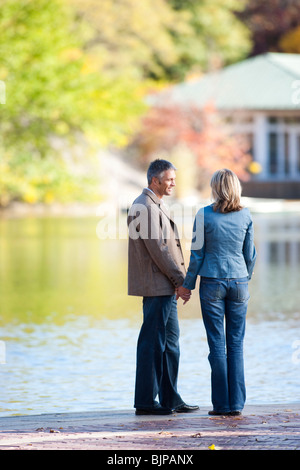 Mann und Frau umarmen Stockfoto