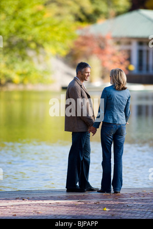 Mann und Frau umarmen Stockfoto