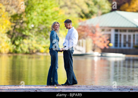 Mann und Frau umarmen Stockfoto