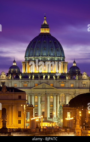 St. Peter Basilika bei Nacht, Rom Stockfoto