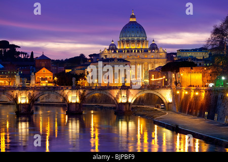 St. Peter Basilika und Sant' Angelo-Brücke bei Nacht, Rom Stockfoto