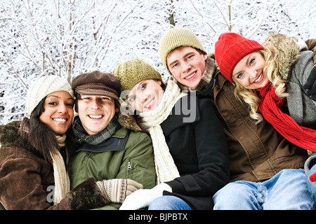 Gruppe von verschiedenen jungen Freunden im Freien im winter Stockfoto