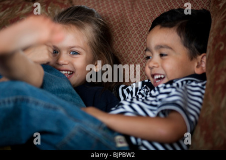 Mädchen und jungen, die lächelnd Stockfoto