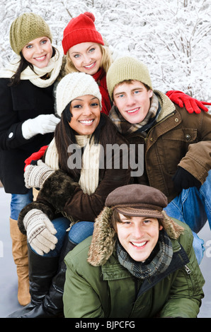 Gruppe junger Freunde Spaß im Freien im winter Stockfoto