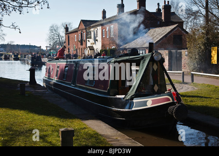 Narrowboat Eingabe sperren an Fradley Verzweigung auf dem Trent und Mersey Kanal in der Nähe von Lichfield, Staffordshire Stockfoto