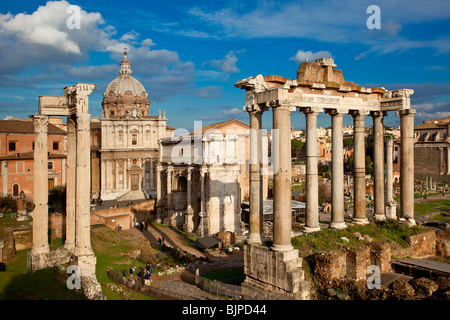 Tempel von Vespasiam, Santi Luca e Martina, Bogen des Septimius Severus, Tempel des Saturn, römischen Forum, Latium, Rom Stockfoto