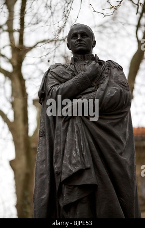 Statue von George Nathaniel ersten Marquess Curzon of Kedleston ehemaligen Vizekönig von Indien in Carlton Gardens London Stockfoto