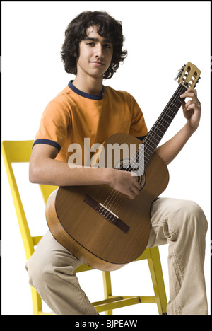 Junge, die Gitarre zu spielen Stockfoto