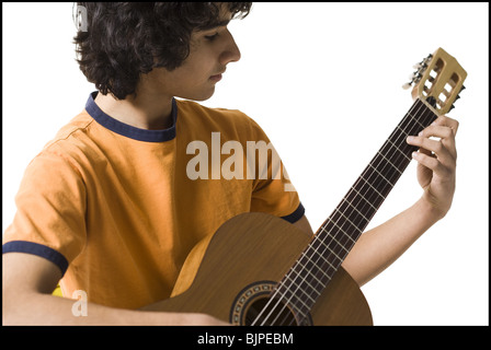 Junge, die Gitarre zu spielen Stockfoto