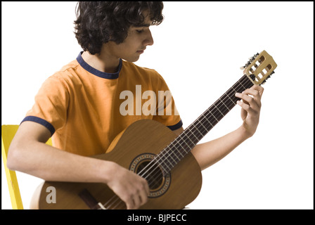 Junge, die Gitarre zu spielen Stockfoto