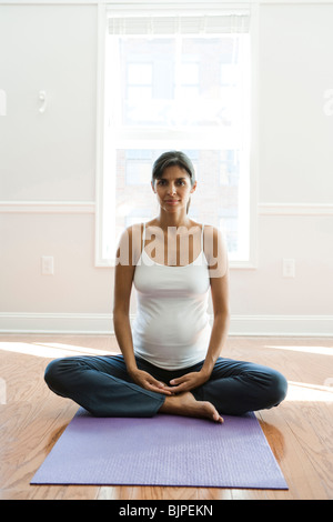 Schwangere Frau beim yoga Stockfoto